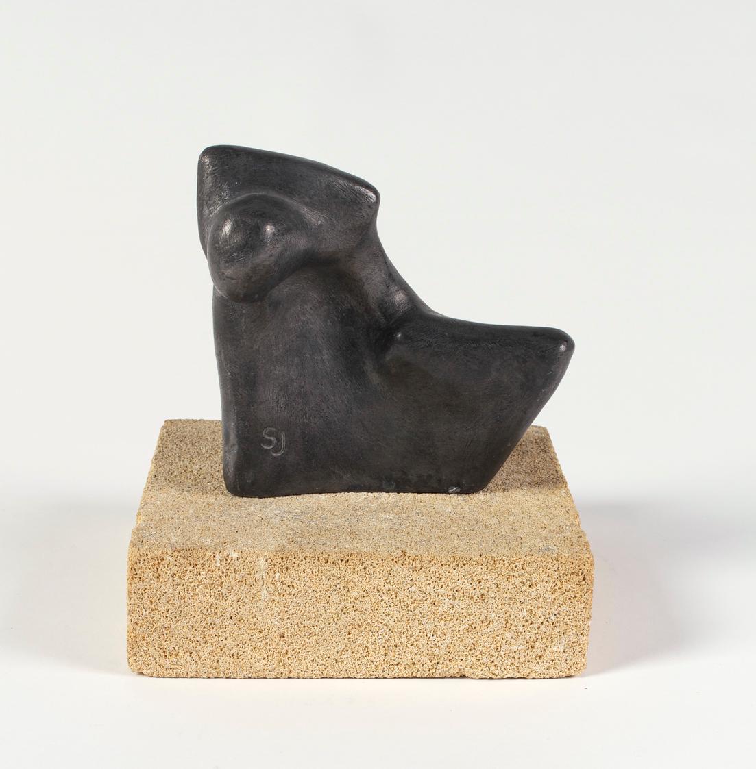 Josefine Sokole, Sitzende, Bleiguss, Sockel Kunststein, 14 x 14 x 13 cm, Sockelmaße: 5,5 x 18 x…