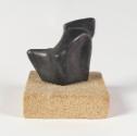 Josefine Sokole, Sitzende, Bleiguss, Sockel Kunststein, 14 x 14 x 13 cm, Sockelmaße: 5,5 x 18 x…