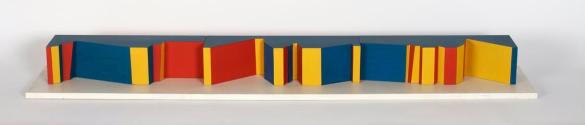 Roland Goeschl, Ohne Titel, undatiert, Holz, farbig gefasst, 14 × 160 × 25 cm, Belvedere, Wien,…