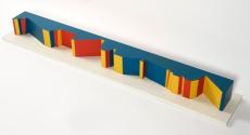 Roland Goeschl, Ohne Titel, undatiert, Holz, farbig gefasst, 14 × 160 × 25 cm, Belvedere, Wien,…