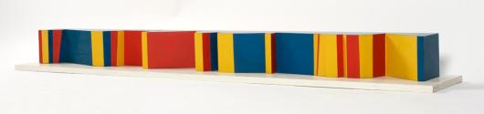 Roland Goeschl, Ohne Titel, undatiert, Holz, farbig gefasst, 14 × 160 × 25 cm, Belvedere, Wien,…
