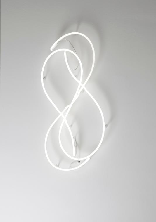 Cerith Wyn Evans, Moebius Strip, 1997, Neonröhren, Kabel, 100 x 50 cm, Dauerleihgabe Ernst Ploi…