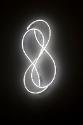 Cerith Wyn Evans, Moebius Strip, 1997, Neonröhren, Kabel, 100 x 50 cm, Dauerleihgabe Ernst Ploi…