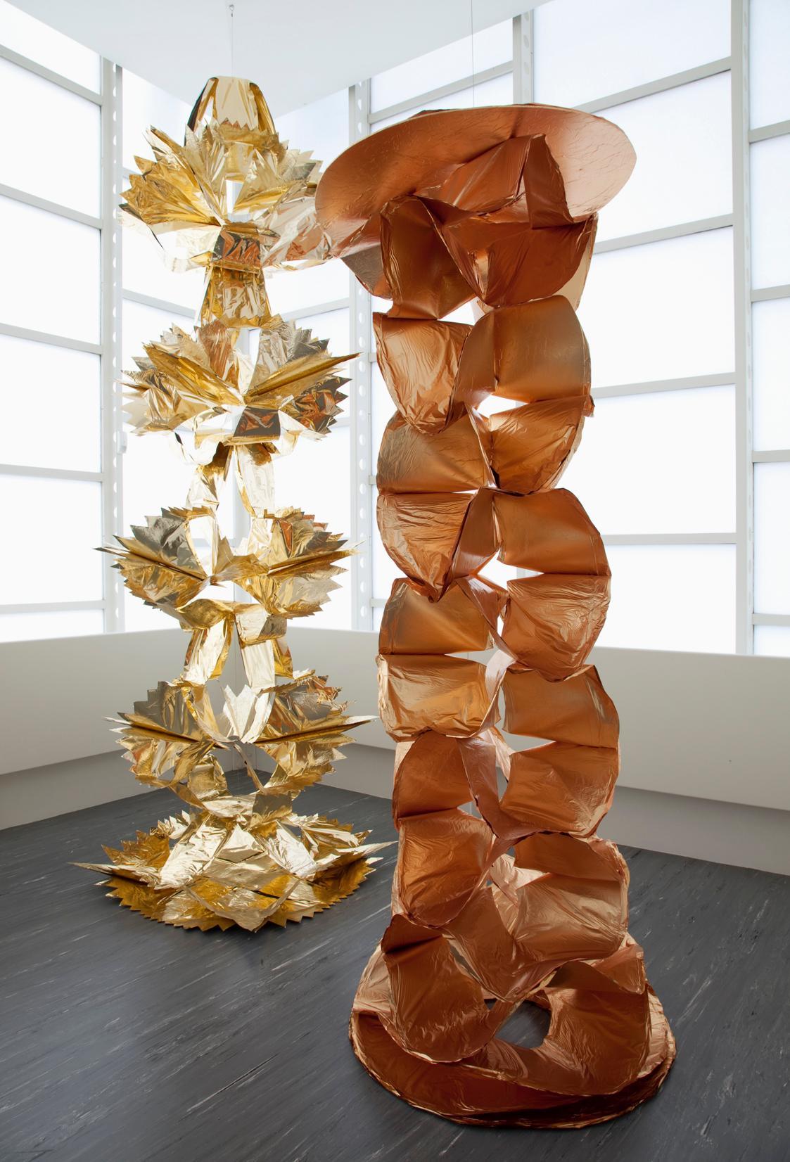 Manuel Gorkiewicz, Ohne Titel, 2006, Kunststoff-Folie, Karton, Stahlkonstruktion, 500 x 120 x 1…
