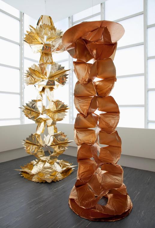 Manuel Gorkiewicz, Ohne Titel, 2006, Kunststoff-Folie, Karton, Stahlkonstruktion, 500 x 120 x 1…