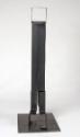 Johann Georg Gsteu, Stand- und Spielbein, 2009–2010, Quadrat-Profil, Stahl, 171,5 × 60,5 × 80 c…