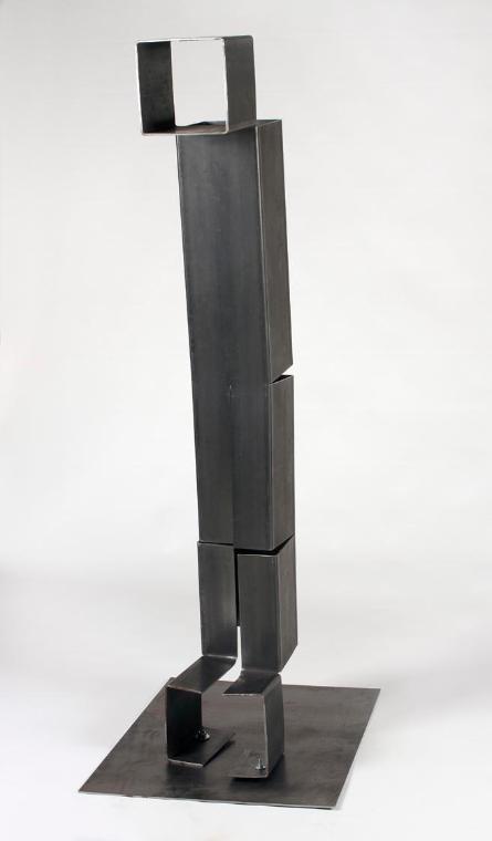 Johann Georg Gsteu, Stand- und Spielbein, 2009–2010, Quadrat-Profil, Stahl, 171,5 × 60,5 × 80 c…