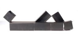 Johann Georg Gsteu, Liegende Figur, 2009–2010, Quadrat-Profil, Stahl, 48 × 171 × 20 cm, Belvede…