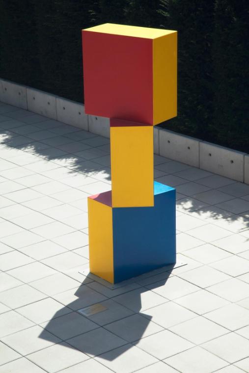 Roland Goeschl, Säulenformation, um 1979, Eisen, lackiert, 303 × 120 × 120 cm, Belvedere, Wien,…