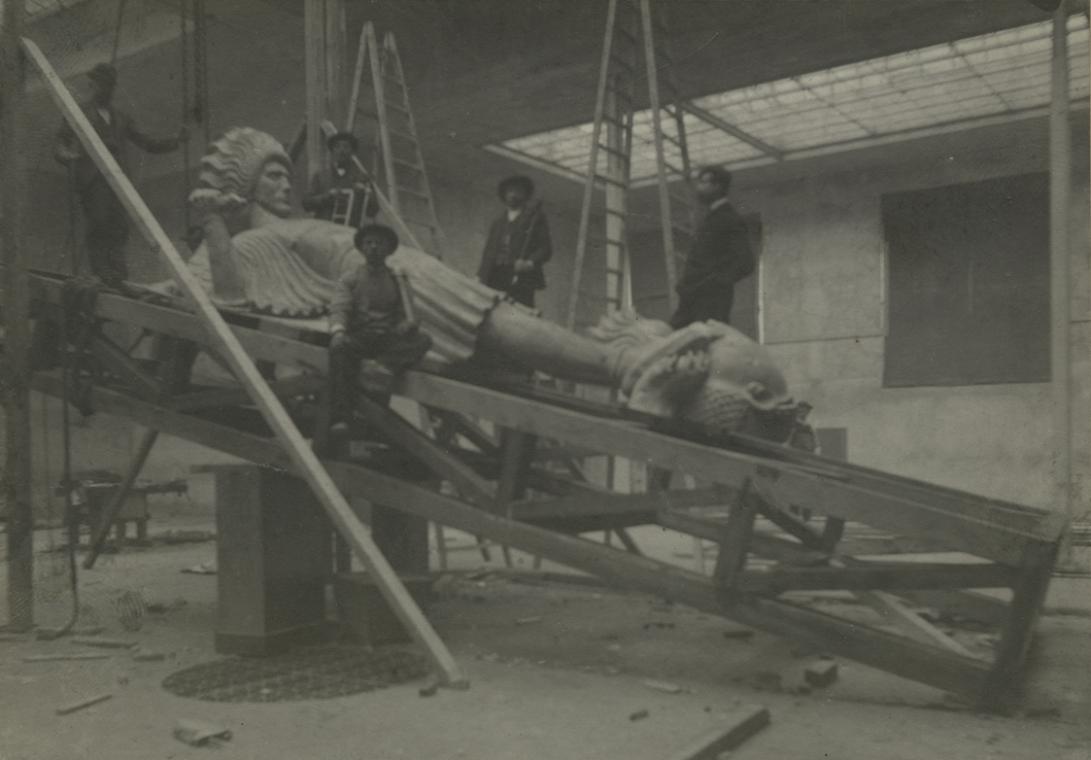 Moriz Nähr, Ferdinand Andri, Die Figur des Erzengels Michael für das Zacherl-Haus in der Secess…