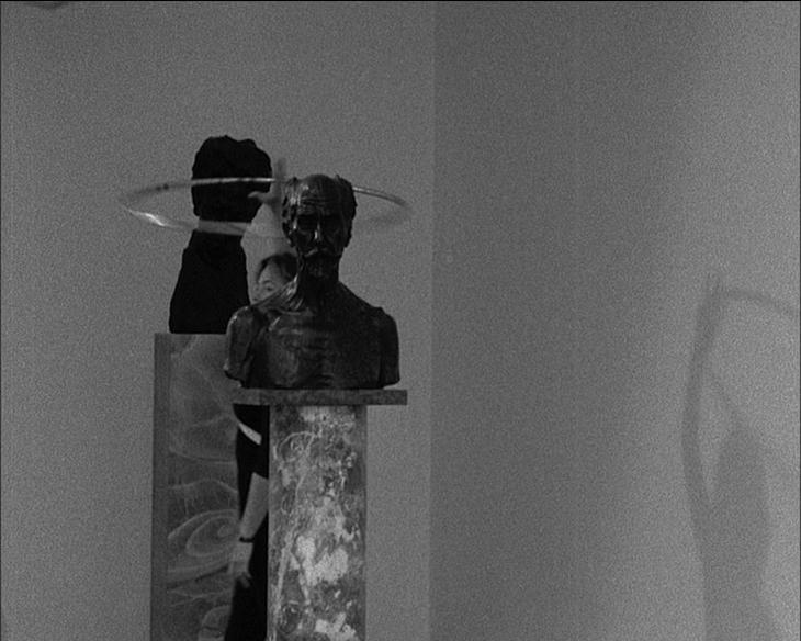 Nathalie Koger, Was ausgestellt wird, 2008–2012, 16mm-Film, transferiert auf Video, schwarz-wei…