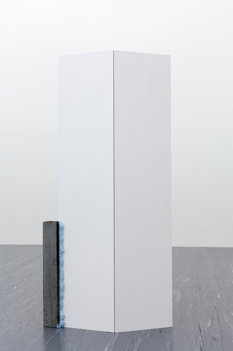 Andy Boot, Ohne Titel, 2012, Holz, Klebeband, Isolierschaum, 156 × 74,5 × 20 cm, Belvedere, Wie…
