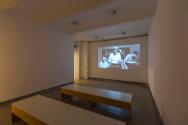 Nadim Vardag, Entropie, 2012, Video, s/w, Ton, HD, 12 min (Loop), Duraclear Print auf Acrylglas…