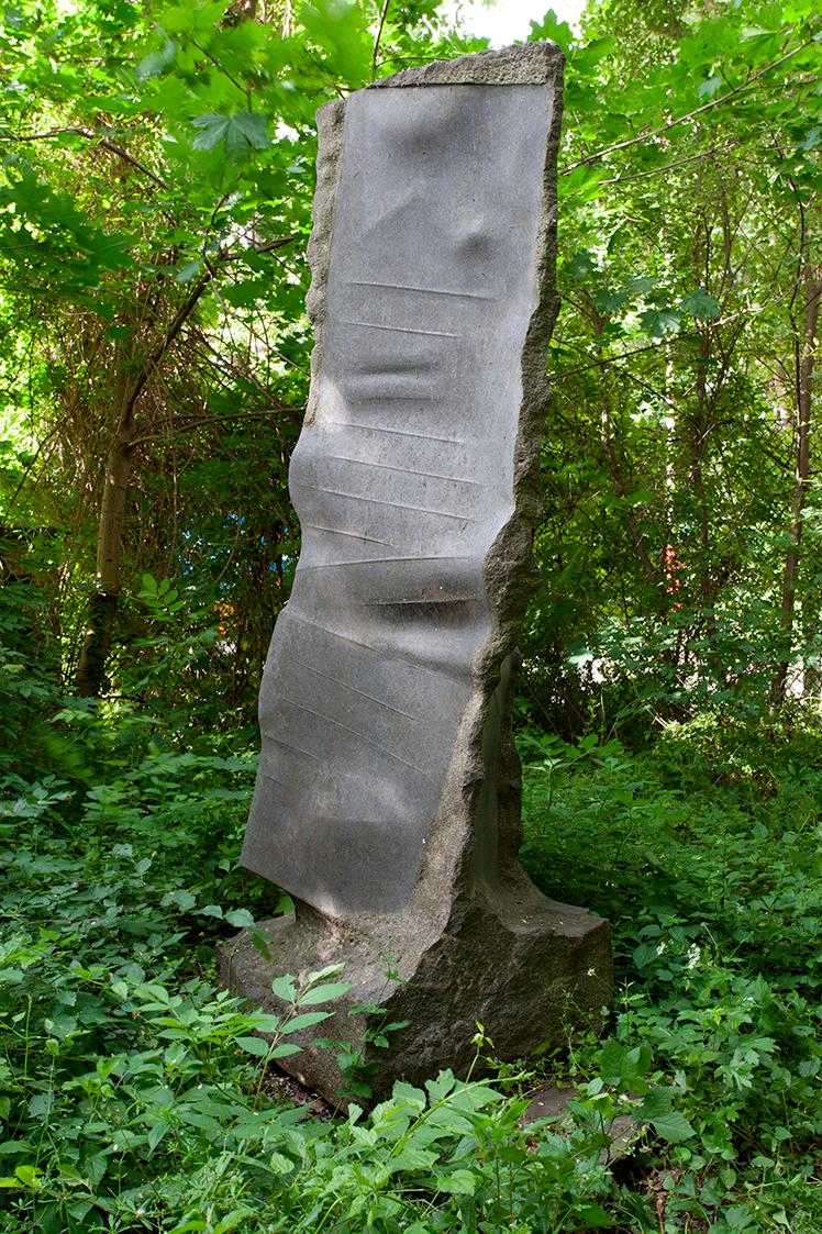 Oswald Stimm, Mauthausen, 1978, Zyenit, 240 × 80 × 80 cm, Belvedere, Wien, Inv.-Nr. Lg 1558
