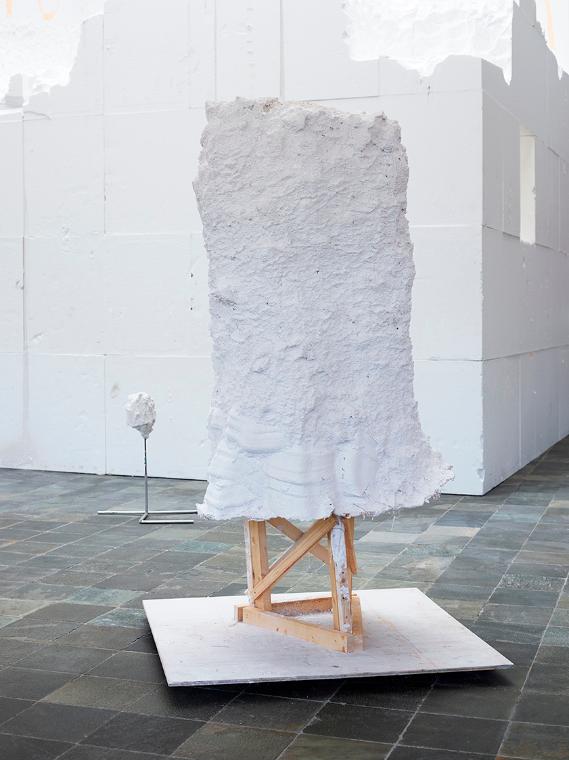 Künstlergruppe gelatin, Shitting After Wurstel, 2013, Gips, Holz, 275 × 160 × 150 cm, Belvedere ...