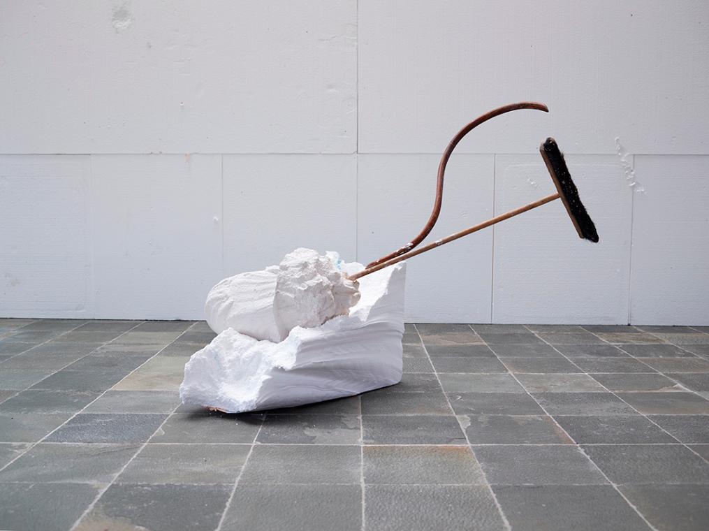 Künstlergruppe gelatin, Too Fat to Fuck, 2013, Gips, Styropor, Holz, 139 × 170 × 122 cm, Belved…