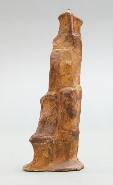 Kleine stehende Figur