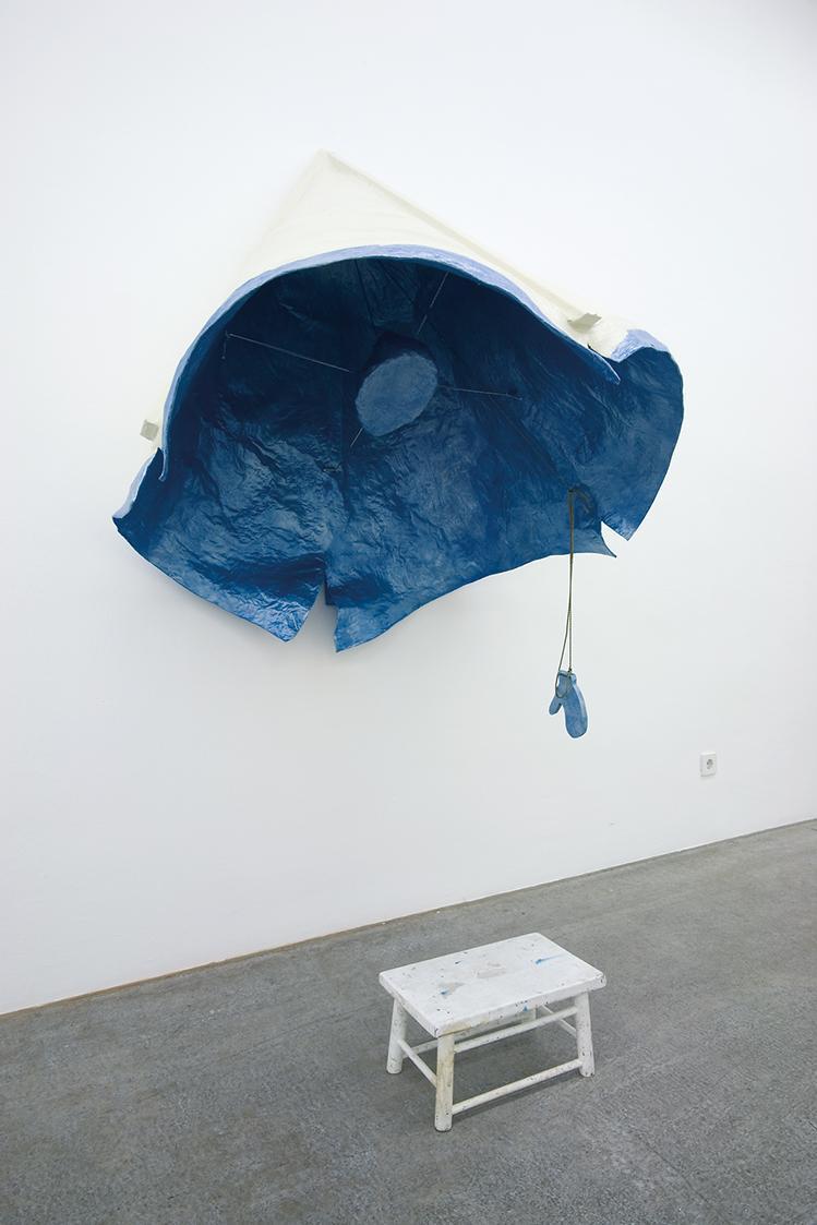 Misha Stroj, The Sky that is the face that is, 2006, Gips, Holz, Hocker, Kordel, Objekt: 170 ×  ...