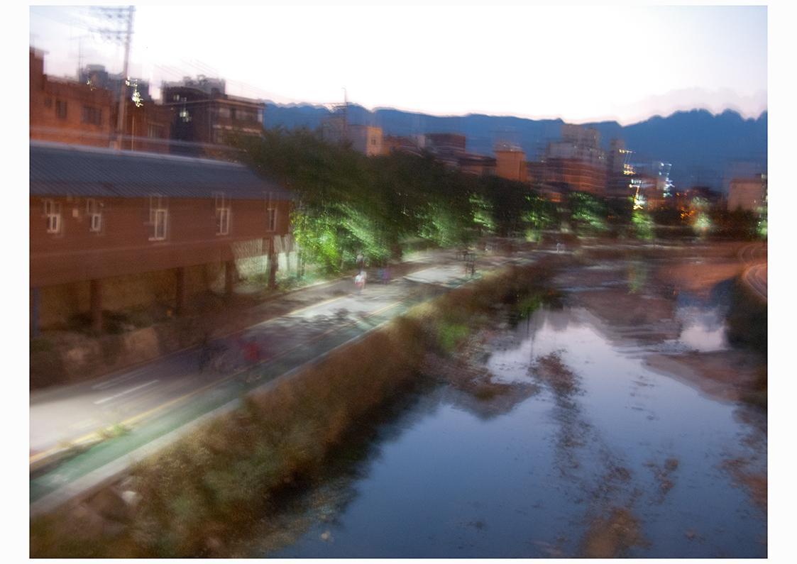Klaus Auderer, Behind the Fence, Republic of Korea, 2012, Farbpigmentdruck auf Inkjetpapier, Se…
