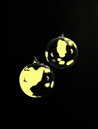 Constantin Luser, Planet, 2013, Glas, Fluorescentfarbe, 8 × 8 × 8 cm, Belvedere, Wien, Inv.-Nr.…