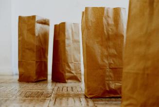 Lotte Lyon, Paper Bags, 2004, C-Print kaschiert auf Aluminium, ungerahmt: 50 × 75 × 2 cm, Belve…