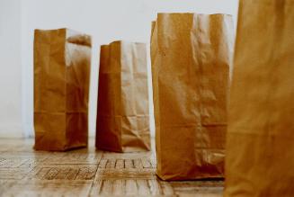 Lotte Lyon, Paper Bags, 2004, C-Print kaschiert auf Aluminium, ungerahmt: 50 × 75 × 2 cm, Belve ...