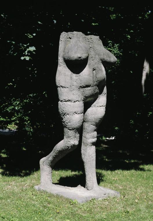 Hans Knesl, Große Schreitende, 1969, Beton, H: 248 cm, Belvedere, Wien, Inv.-Nr. 6204