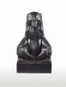 Franz Barwig d. Ä., Sitzender Bär, 1912/1913, Schwarzer Granit, poliert, 140 × 77 × 58 cm, 732 …