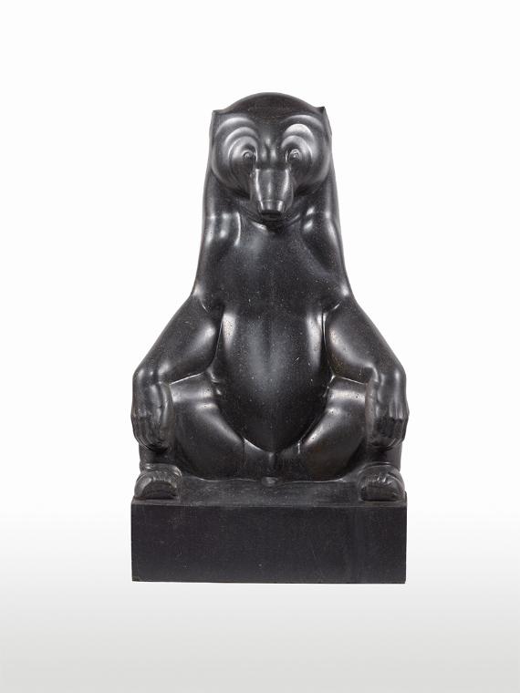 Franz Barwig d. Ä., Sitzender Bär, 1912/1913, Schwarzer Granit, poliert, 140 × 77 × 58 cm, 732 …