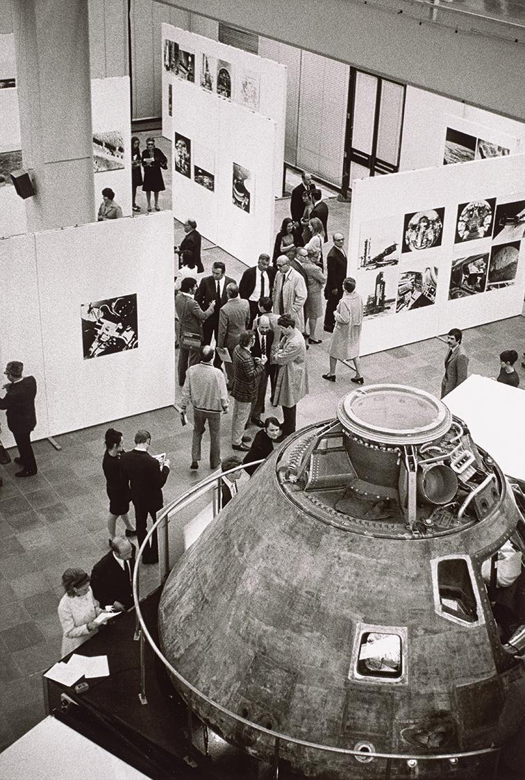 Peter Baum, Ausstellungseröffnung "Die Epoche des überfließenden Sehvermögens", Weltraumkapsel …
