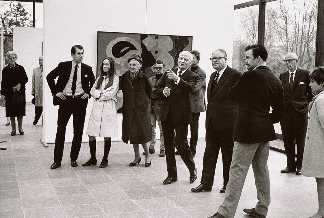 Peter Baum, Ernst Wilhelm Nay: Ausstellungseröffnung am 14. April 1967. Der Maler erklärt dem d…