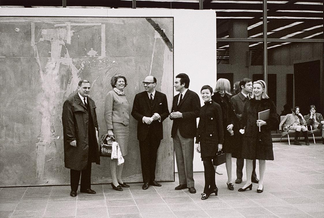 Peter Baum, Antoni Tàpies: Ausstellungseröffnung 15. 3. 1968, 1968, Barytabzug vom Originalnega…