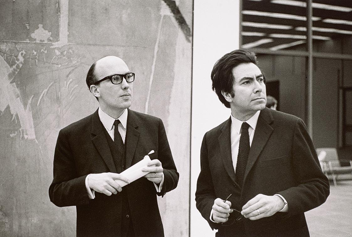 Peter Baum, Der Maler Antoni Tàpies mit Werner Hofmann und Gästen anlässlich der Eröffnung sein…