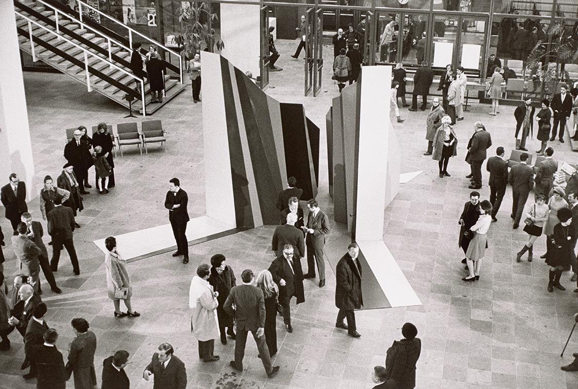 Peter Baum, Viel Publikum bei der Vernissage des Bildhauers Roland Goeschl, Februar 1969, 1969,…