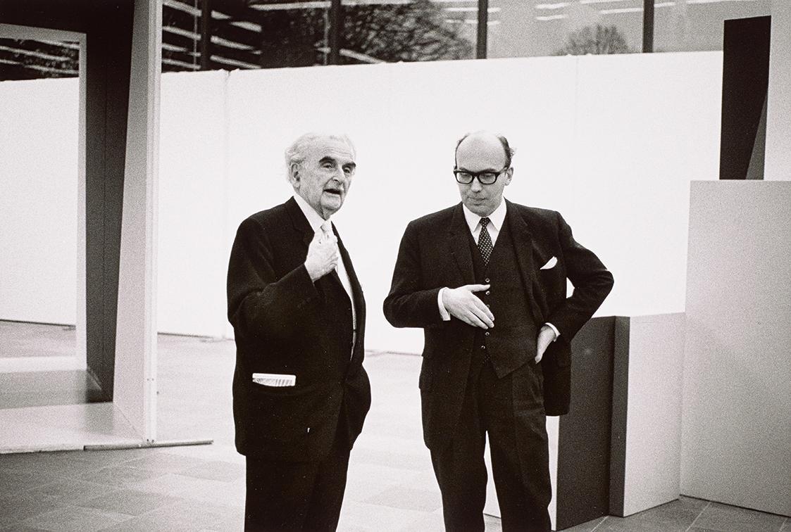 Peter Baum, Der berühmte Arichtekt Richard Neutra besucht Werner Hofmann, 1969, 1969, Barytabzu…