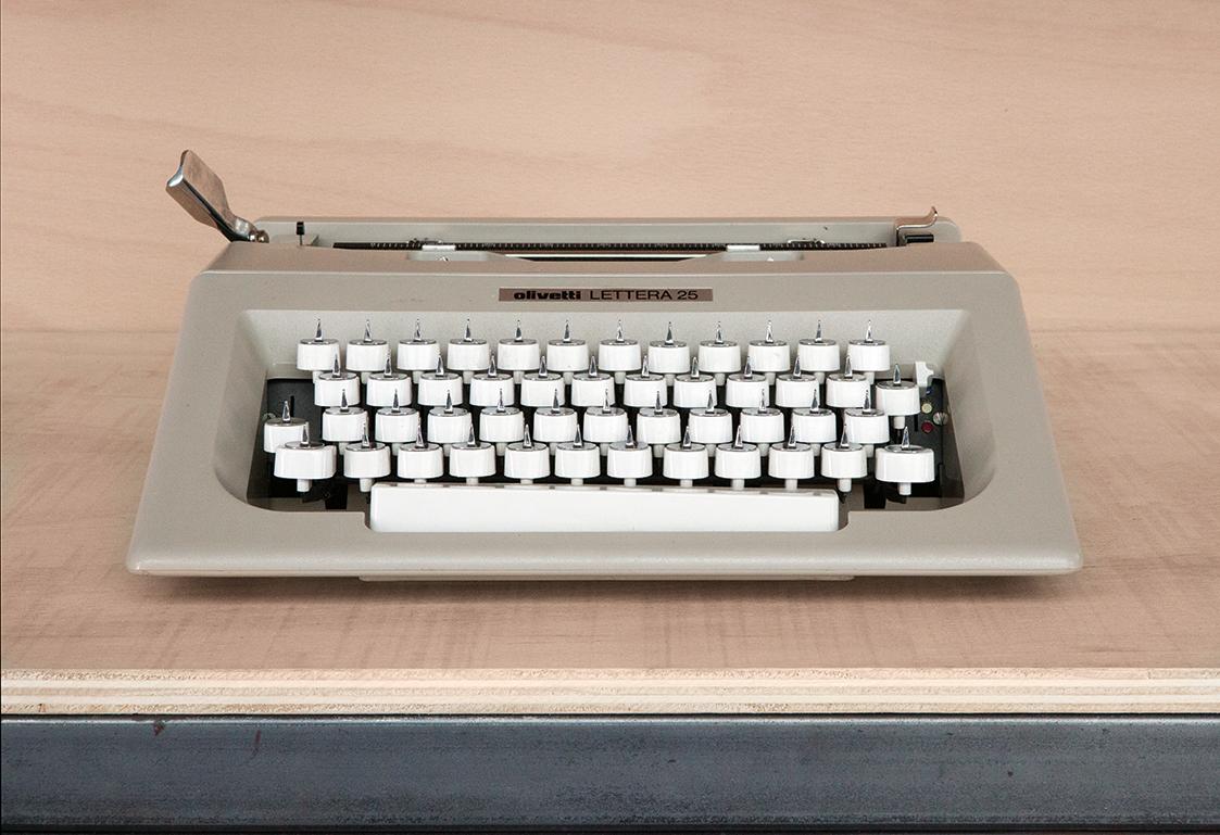 Peter Weibel, Prinzip Widerstand, 1971/2014, Olivetti Lettera 25, Reißnägel, 13 × 36 × 36 cm, B…