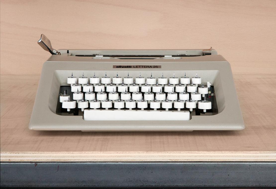 Peter Weibel, Prinzip Widerstand, 1971/2014, Olivetti Lettera 25, Reißnägel, 13 × 36 × 36 cm, B…