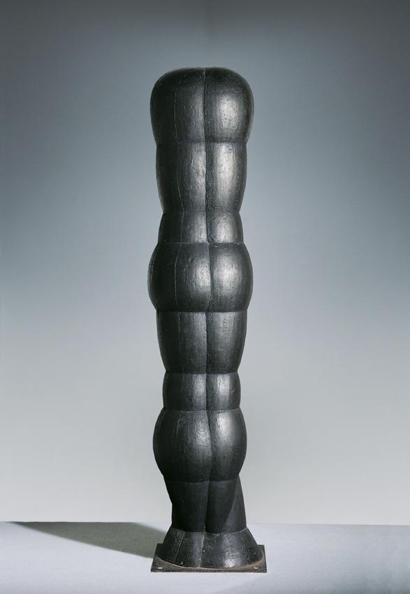 Joannis Avramidis, Stehende Figur, um 1960, Bronze auf dünner Eisenplatte, 103 × 23 × 20 cm, Ar…
