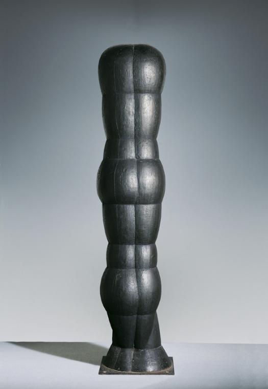 Joannis Avramidis, Stehende Figur, um 1960, Bronze auf dünner Eisenplatte, 103 × 23 × 20 cm, Ar…