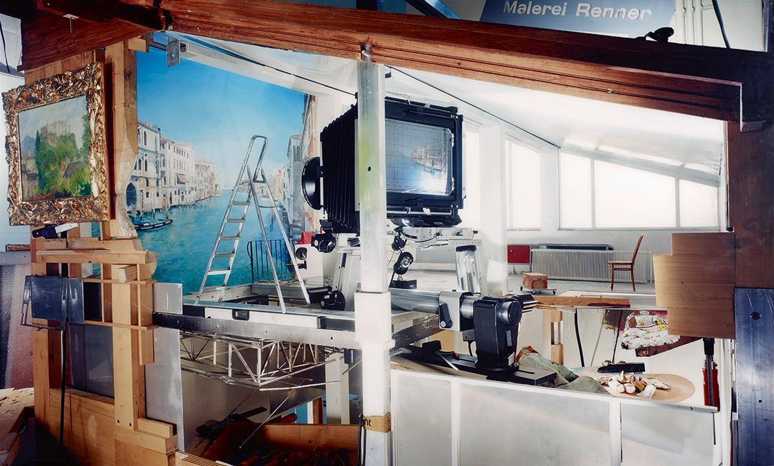Lois Renner, ACADEMIA (Außen), 2003, C-Print kaschiert auf Aluminium, ungerahmt: 180 × 300 × 1 …