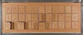 Peter Weibel, Satzbau – Bausatz W1, 1989/2014, Holz, 54,5 × 143 × 32 cm, Belvedere, Wien, Inv.-…