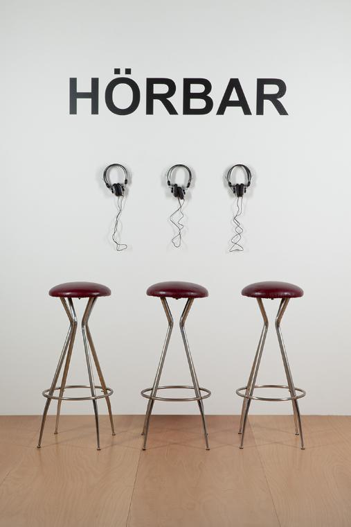 Peter Weibel, Hörbar, 2006/2014, 3 Barhocker, 3 Kopfhörer, Soundfile, Klebebuchstaben, 3 Hocker…
