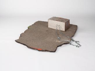 Sonia Leimer, Platzhalter, 2012, Stahlkette, Beton, Stahl, Asphalt, 30 × 115 × 145 cm, Belveder…