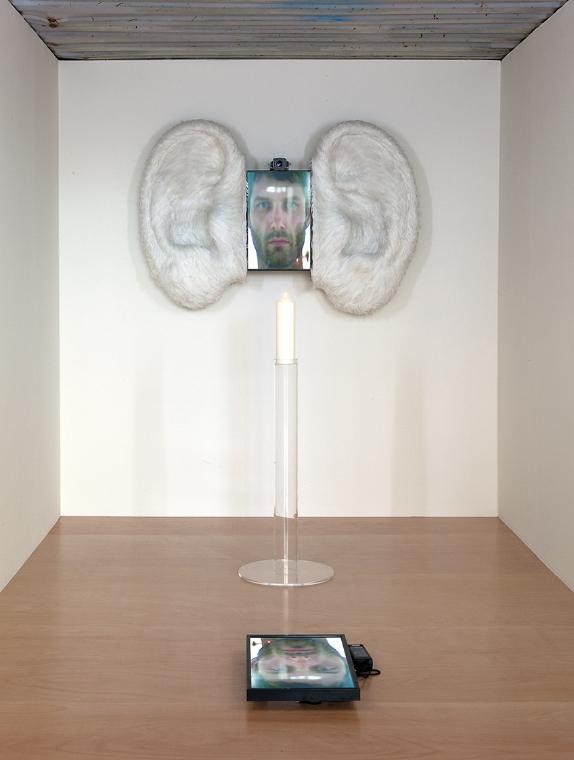 Peter Weibel, Ohrenflügel, 1978/2014, Federohren, 2 Monitore, Kamera, Kerze, Kerzenständer, Bel…
