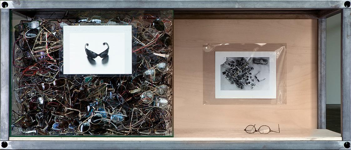 Peter Weibel, Das Sehen der Sehinstrumente, 1966/2014, Brillen, Plexischale, Plexipodest, Gesam…