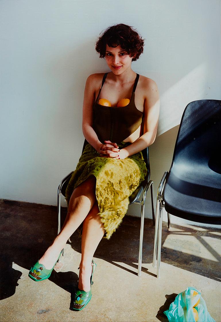 Erwin Wurm, Frau mit Orangen, 2000, C-Print, 184,5 × 125,5 cm, Schenkung Sammlung Ploner, Belve…