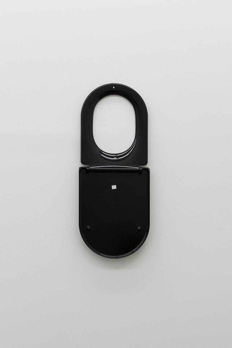 Adriana Lara, Beneath technology #4, 2014, Kunststoff, Schrauben, Klebeband, geöffnet: 89 × 36 …