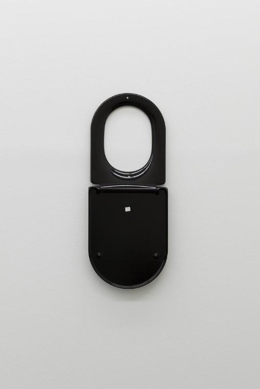 Adriana Lara, Beneath technology #4, 2014, Kunststoff, Schrauben, Klebeband, geöffnet: 89 × 36 …