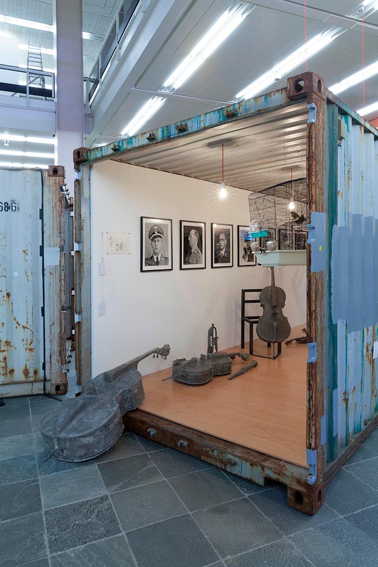 Peter Weibel, Musikausstellung, 1975/2014, Musikinstrumente und ein Notenständer aus Beton, 14 …
