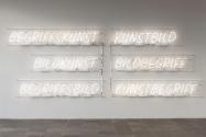 Peter Weibel, Begriffskunst, 2014, Neonröhren, Kabel, 6teilig, 194 × 547 × 14 cm, Belvedere, Wi…